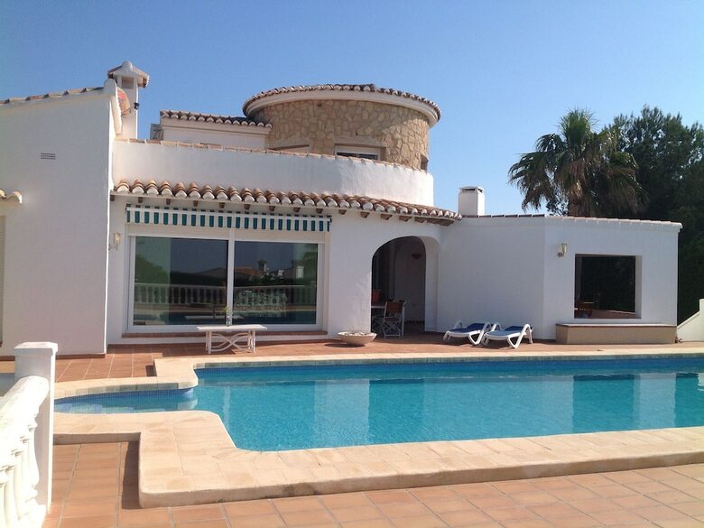 Spacious Villa With Private Swimming Pool In Ambolo