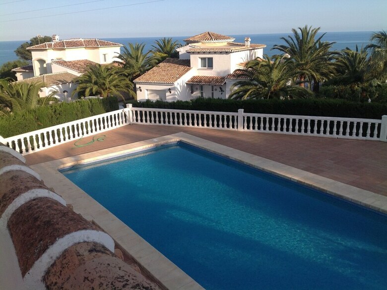 Spacious Villa With Private Swimming Pool In Ambolo