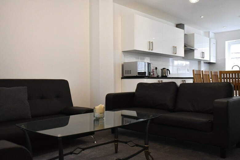 Modern Open Plan 5bd - Free On Street Parking