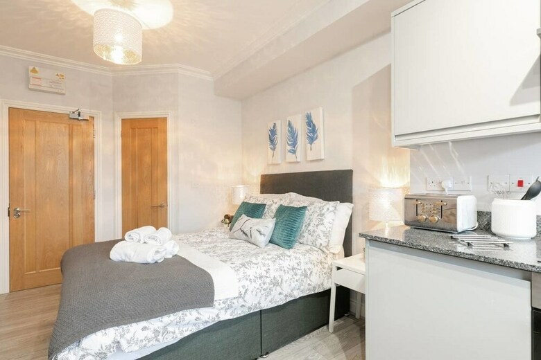 12 Helena House Studio