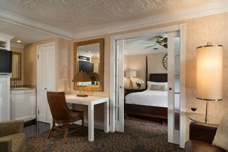 Hotel Chateau Inn And Suites