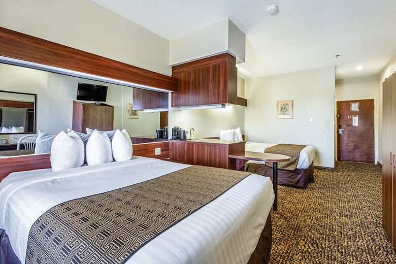 Hotel Trident Inn & Suites