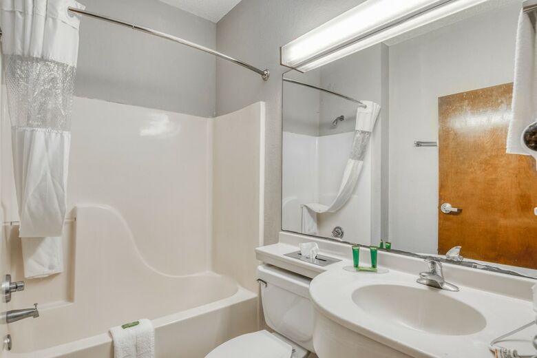 Hotel Trident Inn & Suites