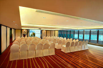The Royal Pacific Hotel & Towers