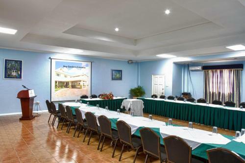 Hotel Bay Gardens Inn