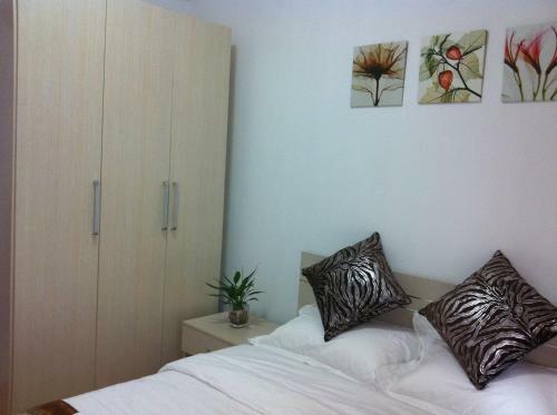 Shengang Apartment Dongmen Branch