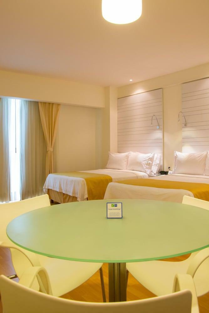 Holiday Inn Express Hotel & Suites Wtc