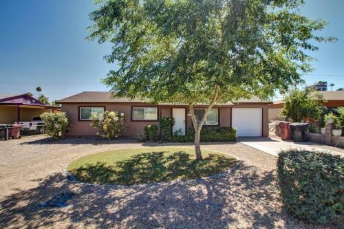 Old Town Scottsdale Home With Backyard Oasis