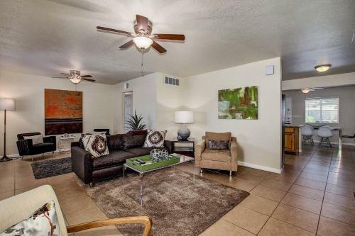 Old Town Scottsdale Home With Backyard Oasis