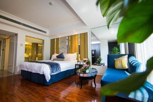 Holiday Wuyang Hotel