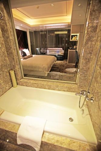Holiday Wuyang Hotel