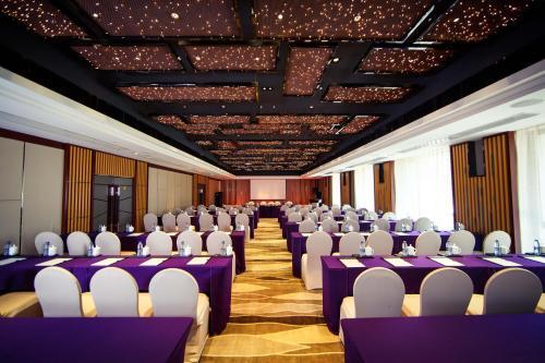 Holiday Wuyang Hotel