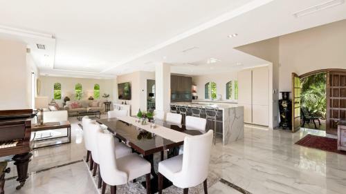 Golden Mile Villa Close To Beach