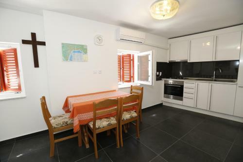 Apartment Darko With Sea View