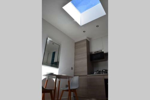 Light And Bright Deluxe Studio Apartment In Sydenham