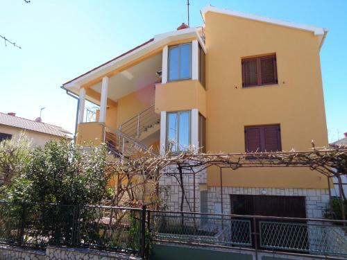 Apartments Ivica - Quiet Street
