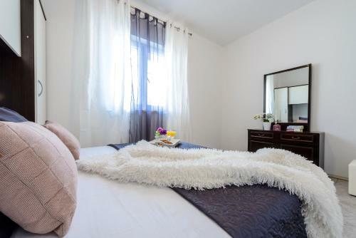 Lorelai Apartments