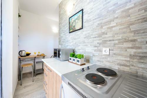 Lorelai Apartments