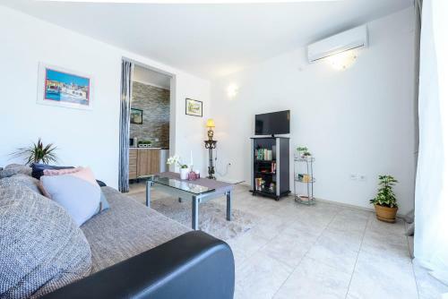 Lorelai Apartments