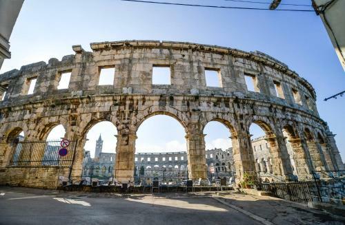 Colosseum Garden Studio Apartments