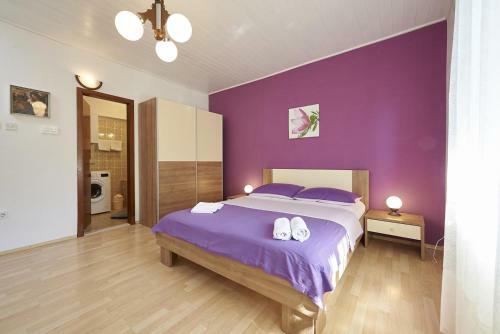 Hostal Apartments And Rooms With Parking Space Trogir - 13102