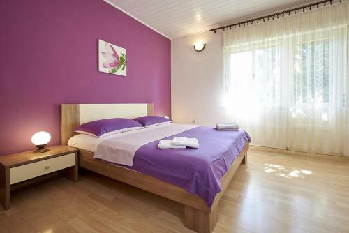 Hostal Apartments And Rooms With Parking Space Trogir - 13102
