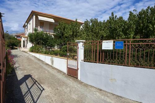 Hostal Apartments And Rooms With Parking Space Trogir - 13102