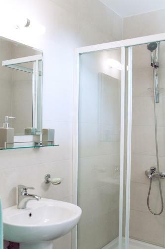 Acacia Hills Apartments, Sea View