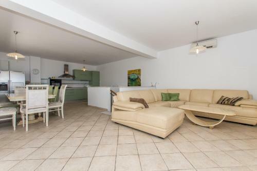 Villa Ozzi With 9 Bedrooms & Private Pool