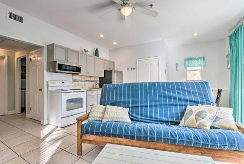 Sunny Beach Cottage With Shared Pool - Walk To Coast