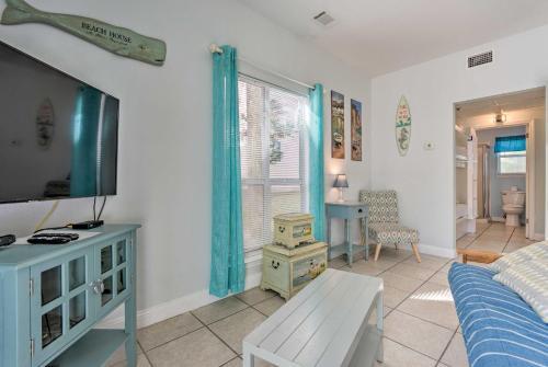 Sunny Beach Cottage With Shared Pool - Walk To Coast