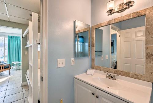 Sunny Beach Cottage With Shared Pool - Walk To Coast