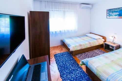Hostal Rooms Raji?