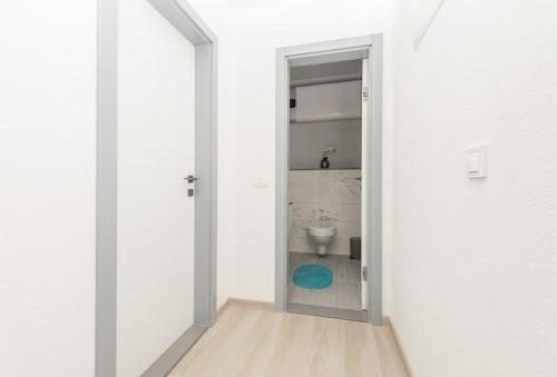 Apartments With A Parking Space Makarska - 18337