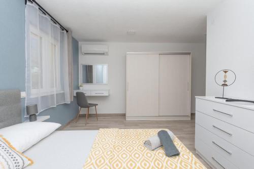 Apartments With A Parking Space Makarska - 18337