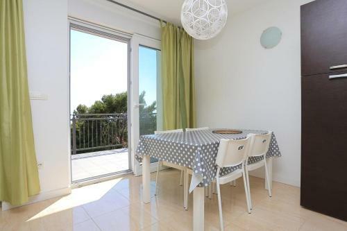 Apartments With A Parking Space Makarska - 18332