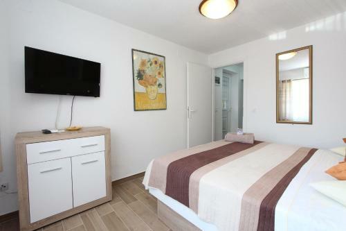 Hostal Rooms And Apartment Pina