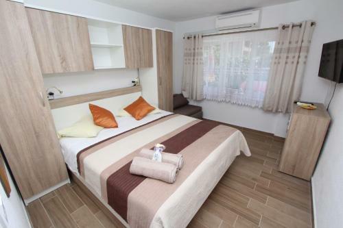 Hostal Rooms And Apartment Pina