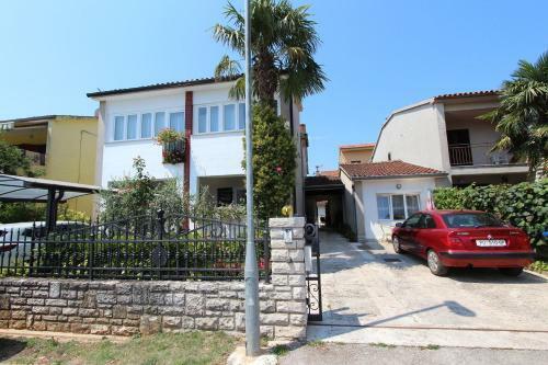 Hostal Rooms And Apartment Pina