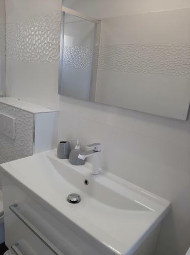 Hostal Guesthouse Maestral