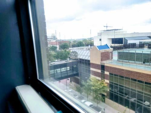 Apartamento Court Ave. Condo With Parking!