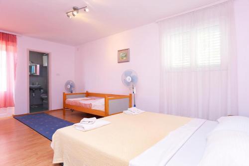 Apartments With A Parking Space Makarska - 18145