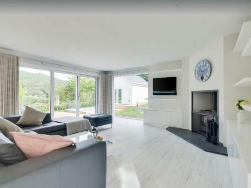 Villa Priory House; Sleeps 6-20