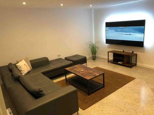 Villa Priory House; Sleeps 6-20