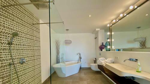 4 Bedroom Luxury Apartment With Sea View