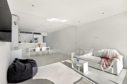 Beachfront Apartment In Alcudia Beach Cb 3