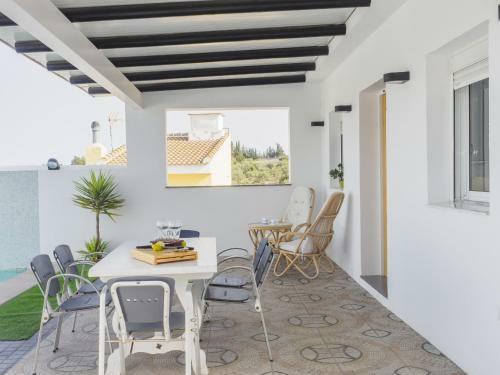 Cubo's La Casita Blanca