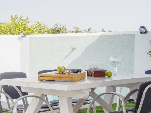 Cubo's La Casita Blanca