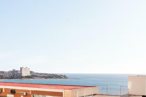 Spacious Beachside Apartment With Beautiful Sea Views