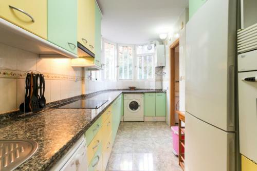 Spacious Beachside Apartment With Beautiful Sea Views